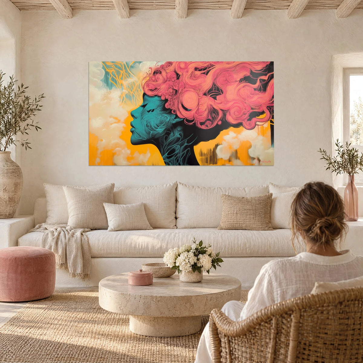 Quadro profilo di donna con viso turchese e capelli rosa a volute su sfondo giallo, sopra un divano in un soggiorno luminoso