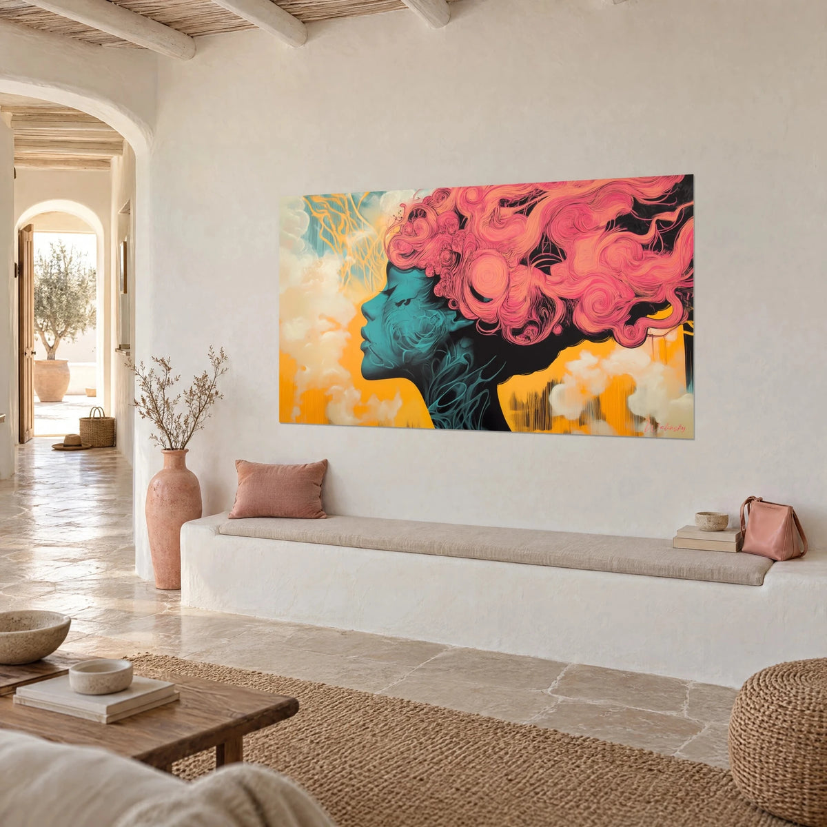 Quadro street art ritratto con occhi chiusi, riccioli corallo vorticosi e nuvole color crema su ocra, parete bianca mediterranea