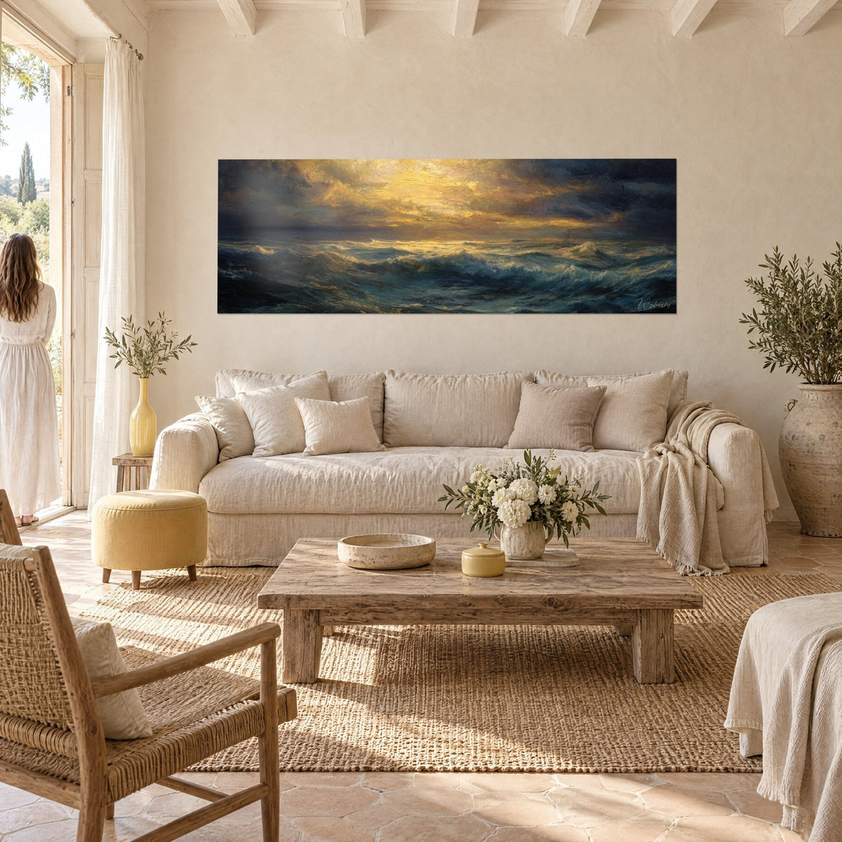 Schilderij van een gouden storm boven een nachtblauwe golfslag, koperkleurige wolken boven een bank in een lichte woonkamer