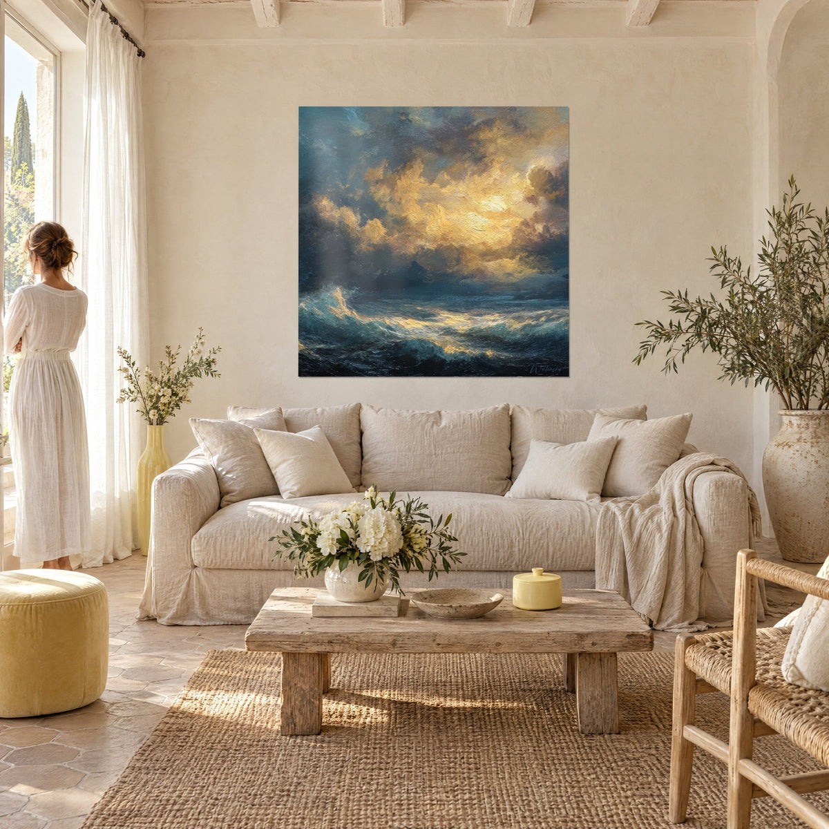 Gemälde goldener Sturm über dunklem Meer, ockerfarbene Wolken und türkisfarbene Wellen, Frau von hinten, über einem Sofa in einem hellen Wohnzimmer
