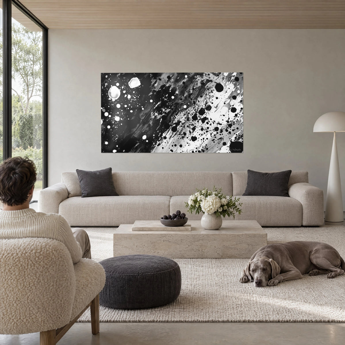 Tableau tempête d'éclaboussures blanches sur fond noir, coulures diagonales grises, Weimaraner couché, au-dessus d'un canapé dans un salon lumineux