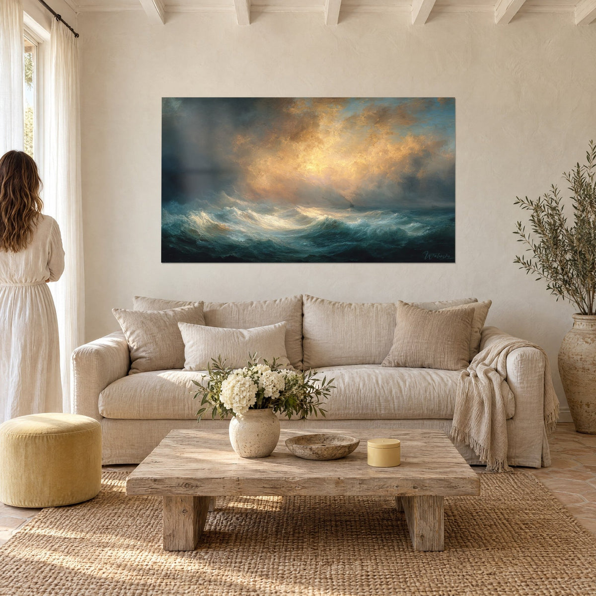 Tableau tempête dorée sur houle turquoise, ciel de brume ocre et nuages d'ébène, au-dessus d'un canapé dans un salon lumineux
