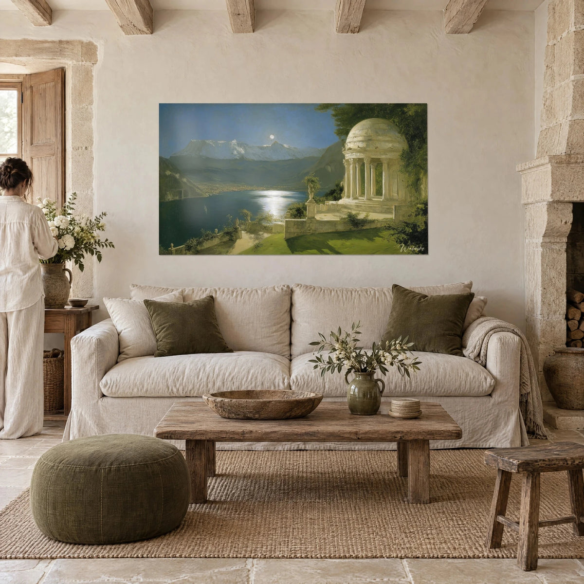 Schilderij rotonde van ivoorkleurig marmer onder de maan, nachtblauw meer en groen gazon, vrouw van achteren, boven een bank in een lichte woonkamer