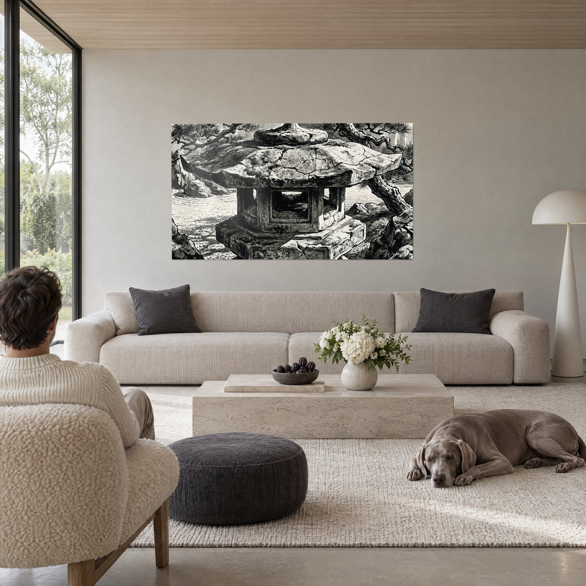 Quadro lanterna giapponese in pietra incrinata, inchiostro nero e bianco crema, pino contorto, sopra un divano in un soggiorno luminoso