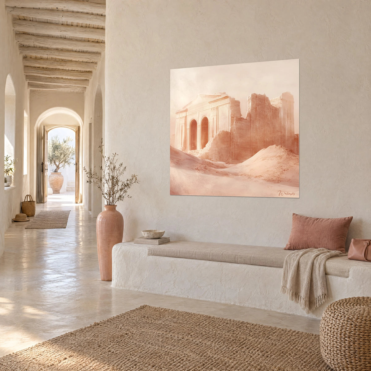 Πίνακας ερειπίων αρχαίου ιερού, μπεζ και terracotta πρόσοψη, πουδραρισμένοι αμμόλοφοι, κρεμασμένος σε μεσογειακό διάδρομο
