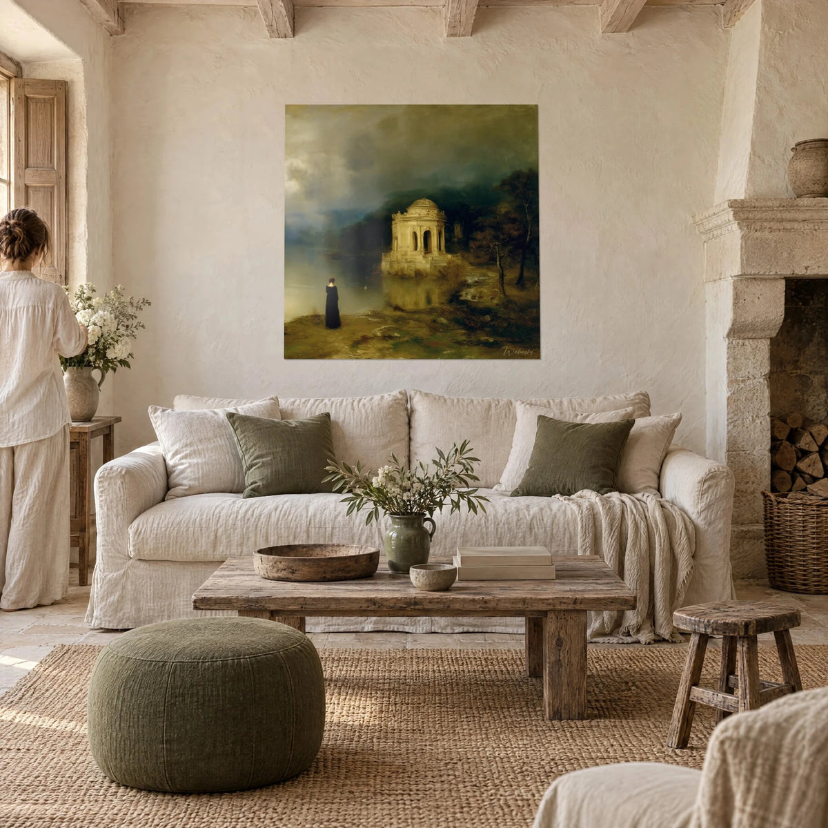 Schilderij koepelpaviljoen in beige aan de oever van een mistig meer, grijsgroene lucht, zwarte silhouet, boven een bank in een lichte woonkamer