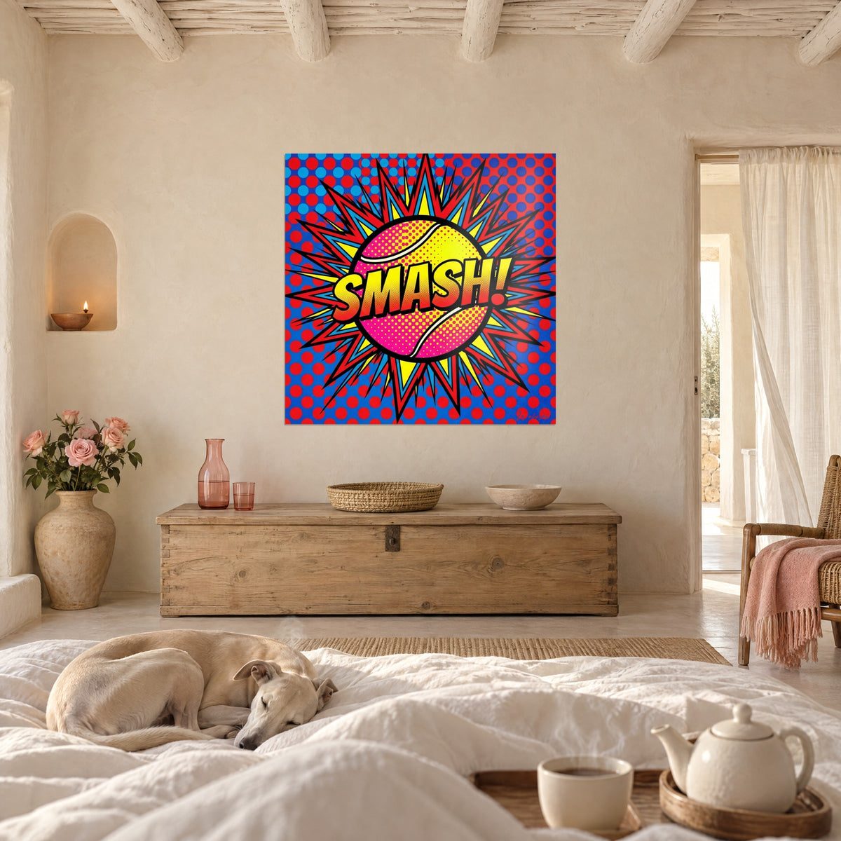 Πίνακας pop art με SMASH και κόκκινες και μπλε μυτερές άκρες, ροζ μπάλα με βούλες, ένα greyhound κοιμάται πάνω από κρεβάτι σε φωτεινή κρεβατοκάμαρα