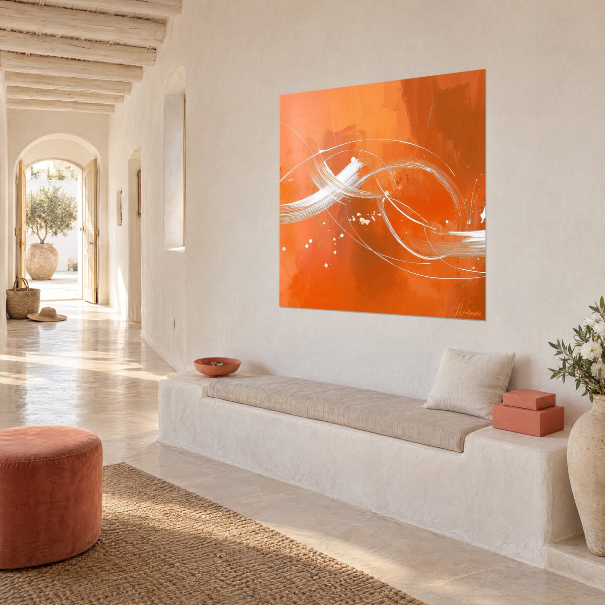 Tableau élan de peinture blanche sur aplat orange et rouille, éclaboussures crème, au mur d'une maison méditerranéenne