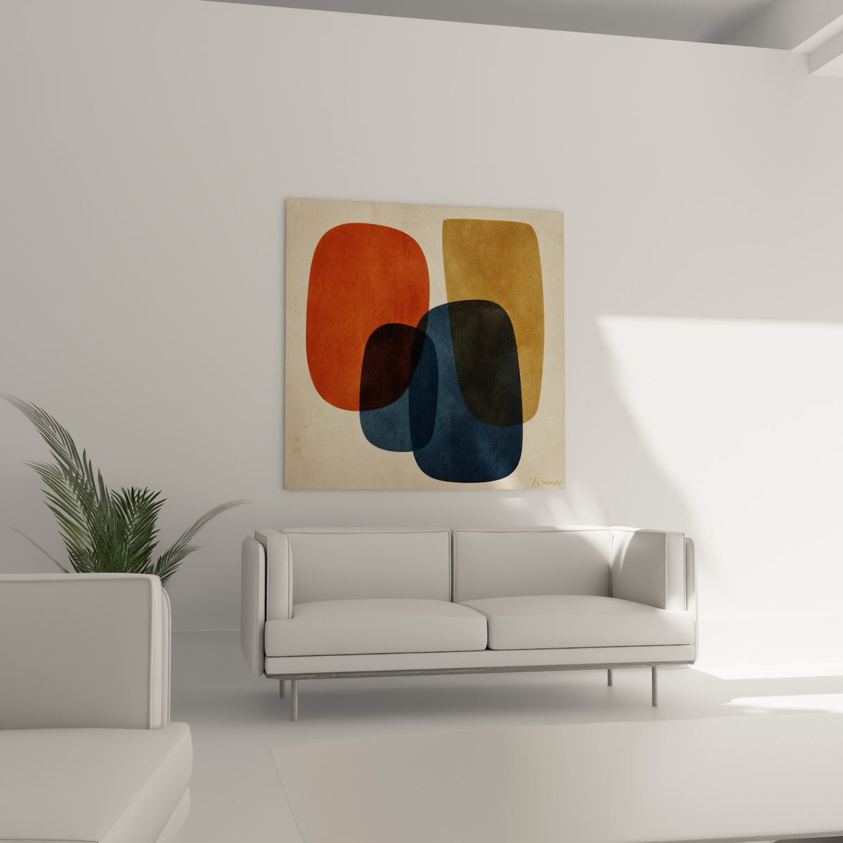 Composition abstraite ocre et bleu marine positionnée au-dessus d'un canapé dans un salon lumineux