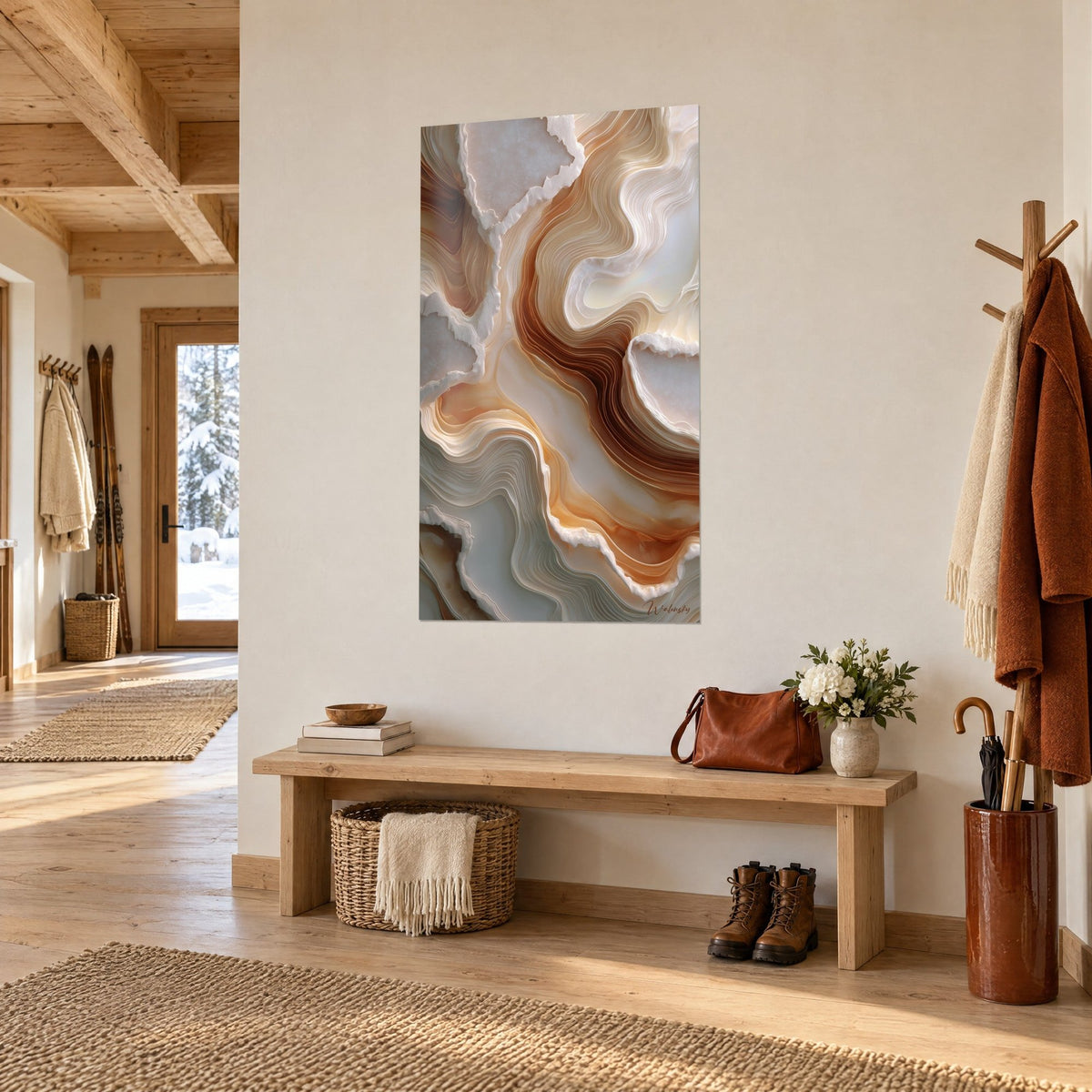 Tableau strates ondulées de sédiments crème et brun roux, vu de trois quarts dans une entrée en bois de chalet