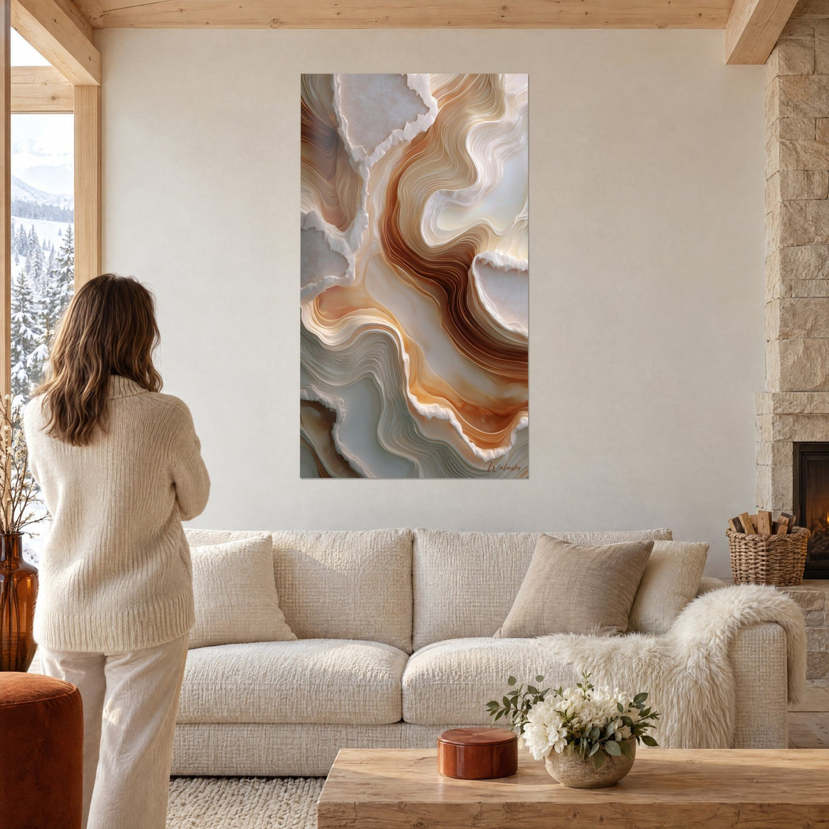 Tableau agate aux veines sinueuses ocre, terracotta et blanc nacré, en vertical, au-dessus d'un canapé dans un salon lumineux