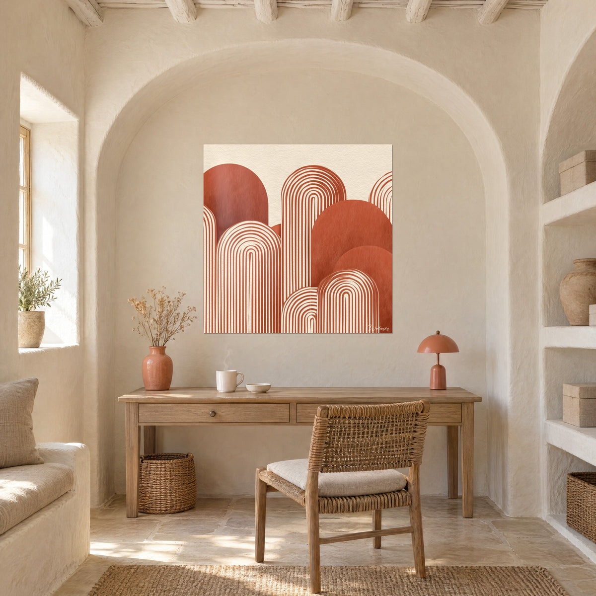Tableau silhouettes d'arcades striées terracotta et ivoire, accroché dans une niche voûtée au-dessus d'un bureau en bois