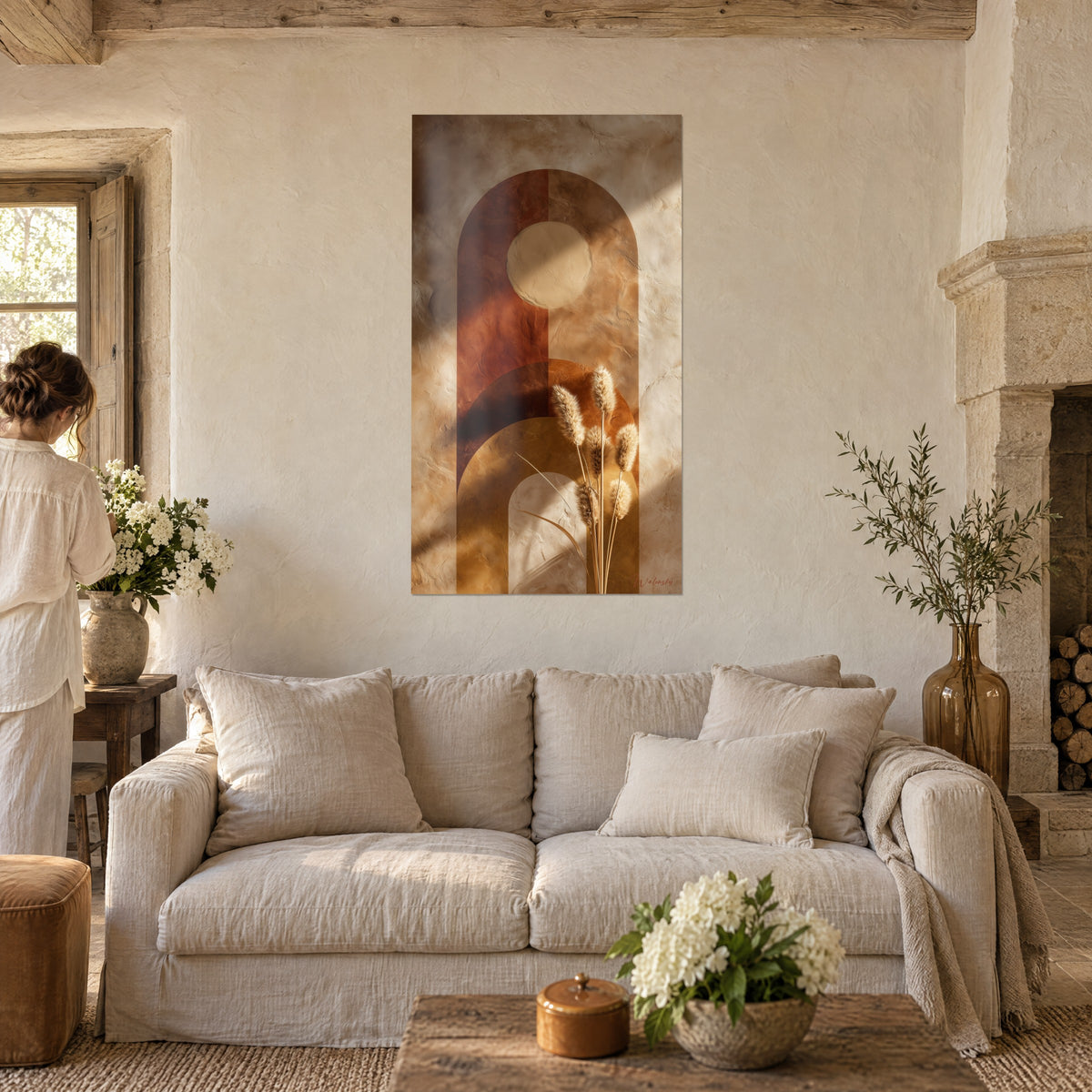 Gemälde Torbogen in Terrakotta mit goldenen Ähren, beige Sonne, Steinwände, zwei Personen von hinten über einem Sofa in einem hellen Wohnzimmer