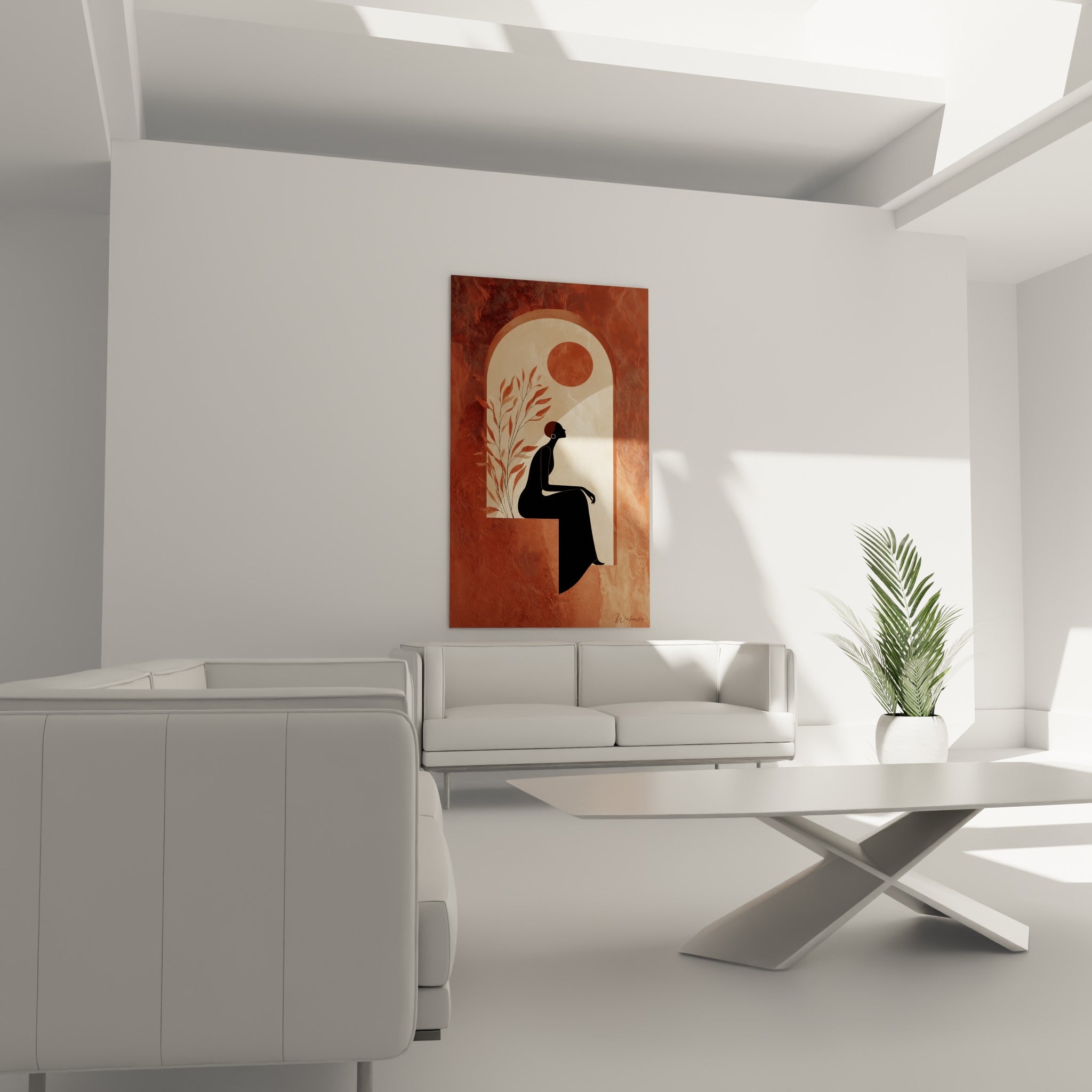 Figure assise en aplat noir sous arche crème et brique, tableau terracotta au-dessus d'un canapé dans un salon lumineux