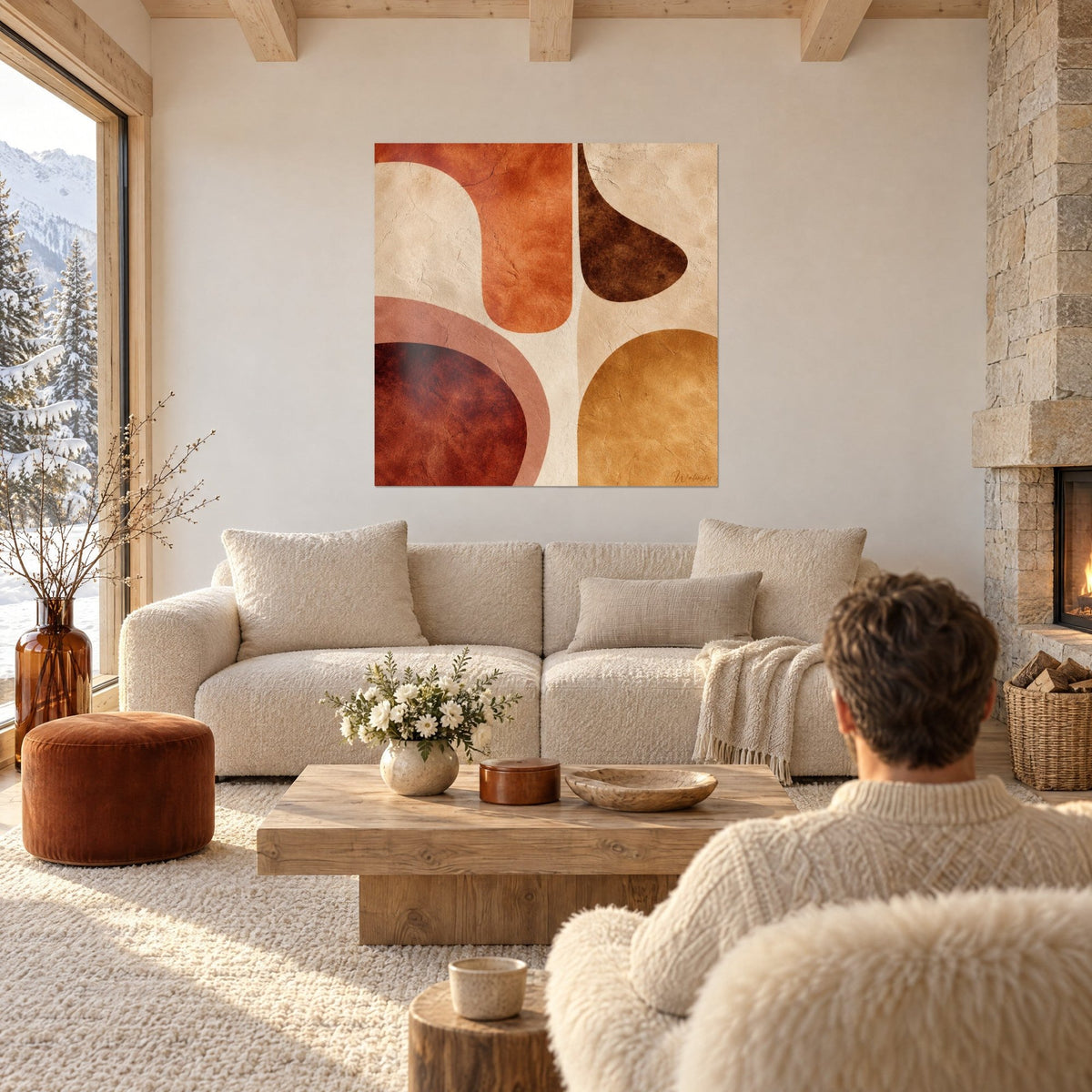 Tableau formes arrondies terracotta et ocre sur fond crème, deux personnes de dos au-dessus d'un canapé dans un salon lumineux