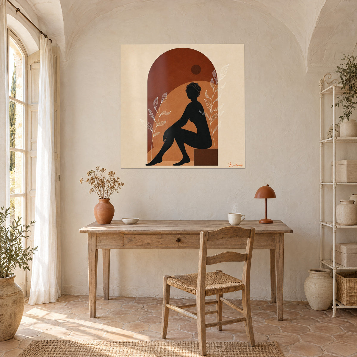 Tableau corps assis en aplat noir, arche brun roux et soleil foncé, fond crème, accroché au-dessus d'un bureau en bois clair