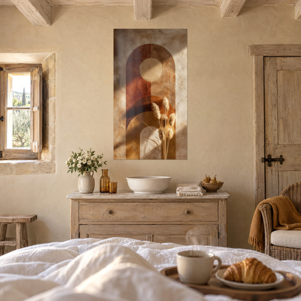 Gemälde blonde Ähren vor Bögen aus Backstein und Karamell, cremefarbene Sonne im Relief, ein Bett mit Frühstückstablett, helles Schlafzimmer