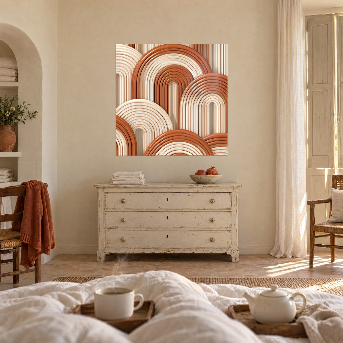 Tableau vagues d'argile en bandes rouille et blanc cassé, au-dessus d'un lit dans une chambre claire