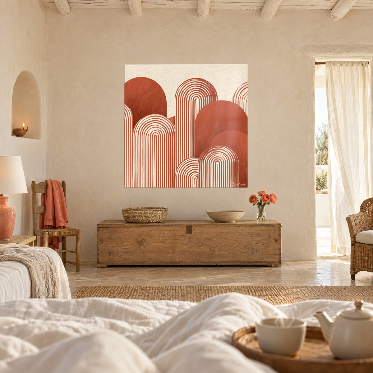Tableau voûtes striées rouille et beige sable en aplats texturés, au-dessus d'un lit dans une chambre claire