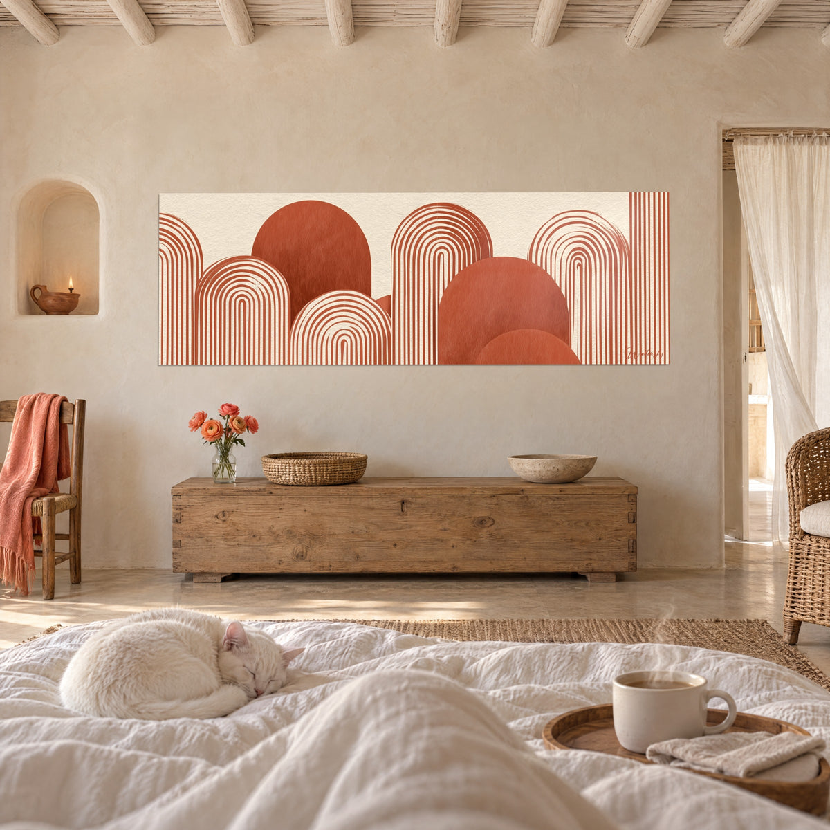 Tableau demi-cercles terracotta et traits crème en arcs rayés, au-dessus d'un lit dans une chambre claire