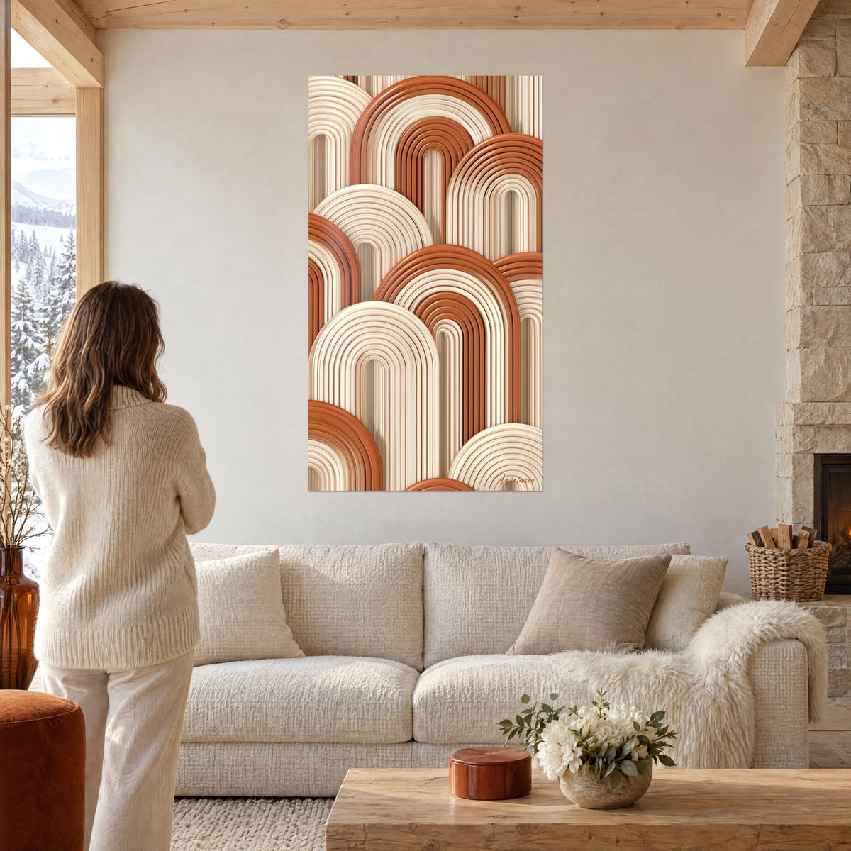 Schilderij met concentrische bogen in oranje en crème, vrouw van achteren, boven een bank in een lichte woonkamer