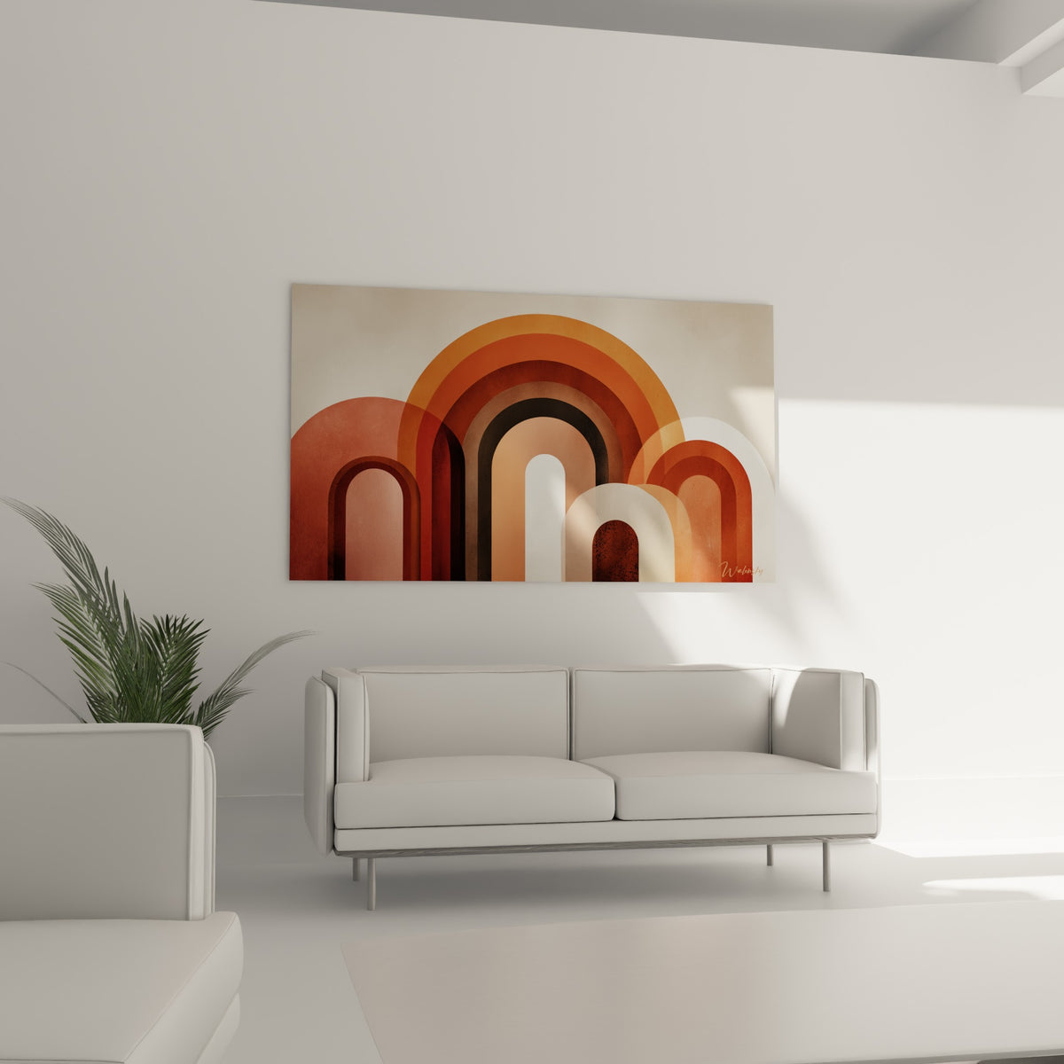 Composition d'arches terracotta et rouille accrochée au-dessus d'un canapé dans un salon lumineux