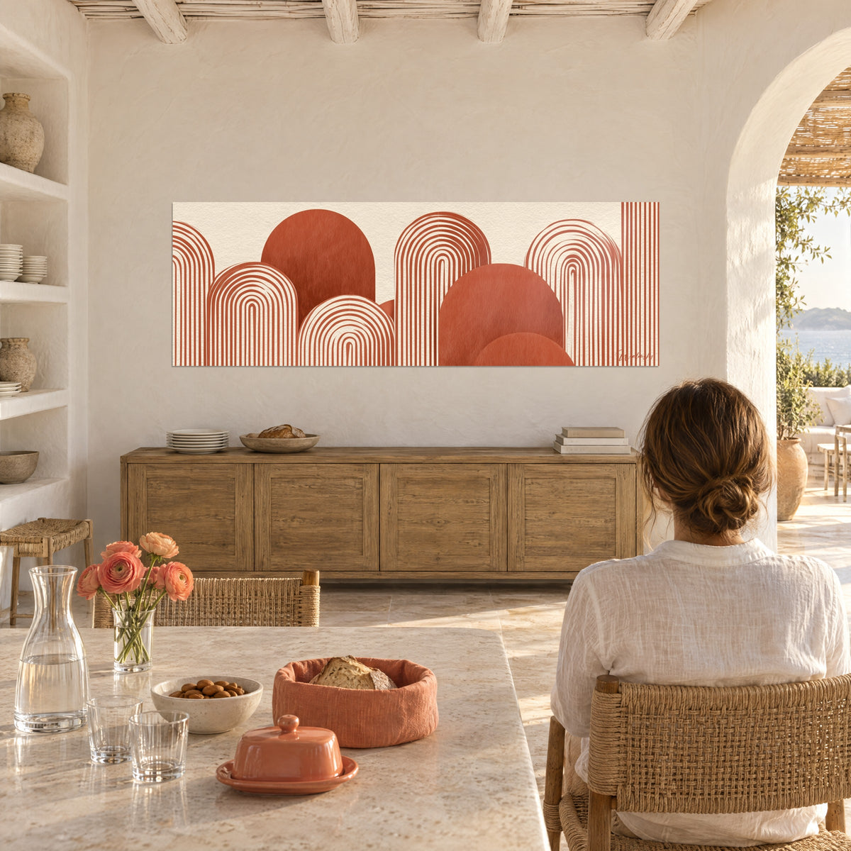 Tableau frises d'arcs rouille et beige, dômes unis texturés, accroché dans une salle à manger blanche et lumineuse