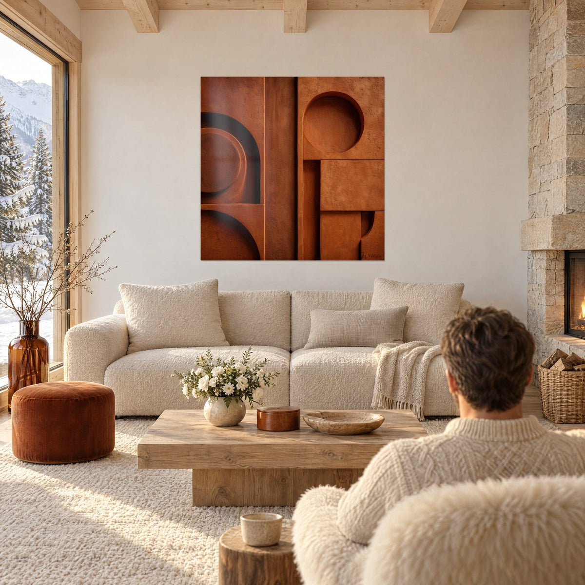 Gemälde mit geometrischen Reliefs in Ocker und Braun, geschnitzte Kreise und Bögen über einem Sofa in einem hellen Wohnzimmer