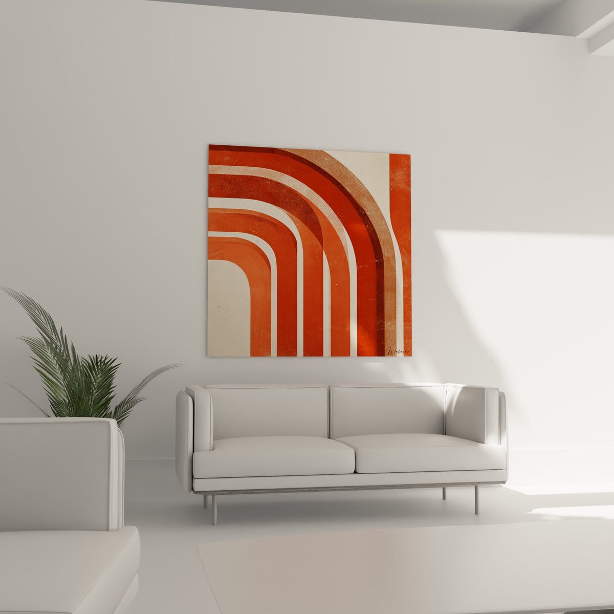 Bandes ocre et écru se superposent en arches au-dessus d'un canapé dans un salon lumineux
