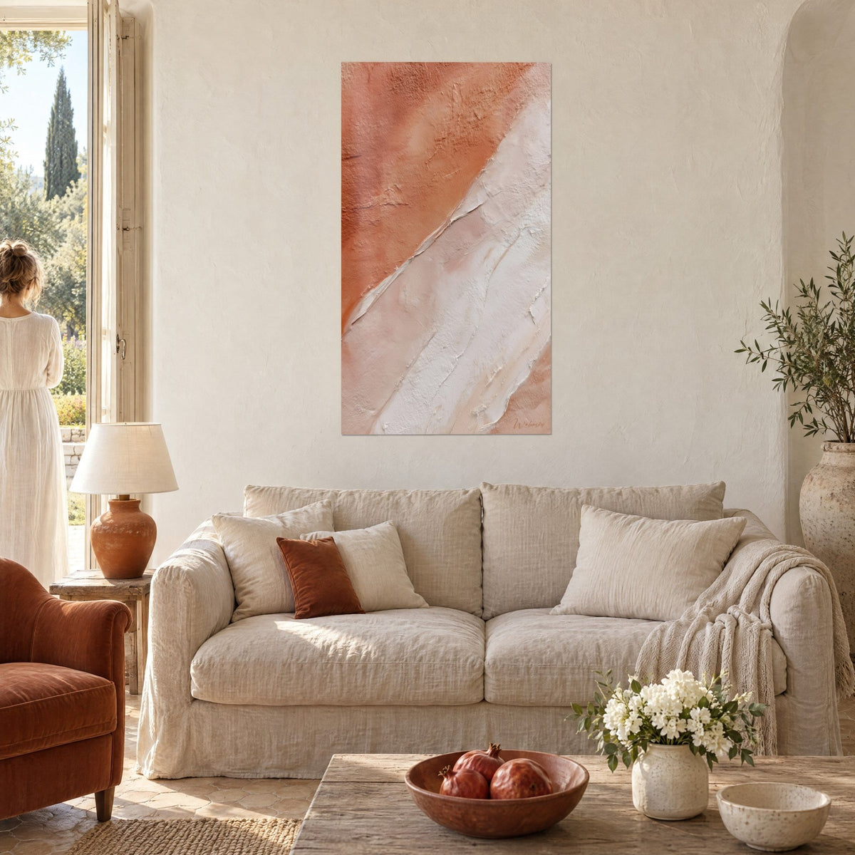Gemälde Diagonale Fels in Terrakotta und Cremeweiß, plastische Impasto-Struktur, über einem Sofa in einem hellen Wohnzimmer