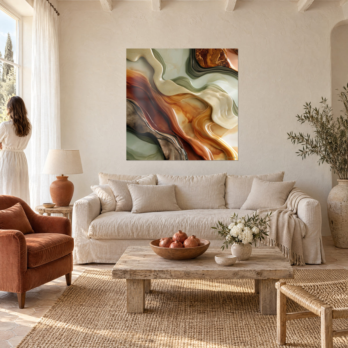 Schilderij amberkleurige en mosgroene gemarmerde stromen, glanzende reflecties, vrouw van achteren, boven een bank in een lichte woonkamer