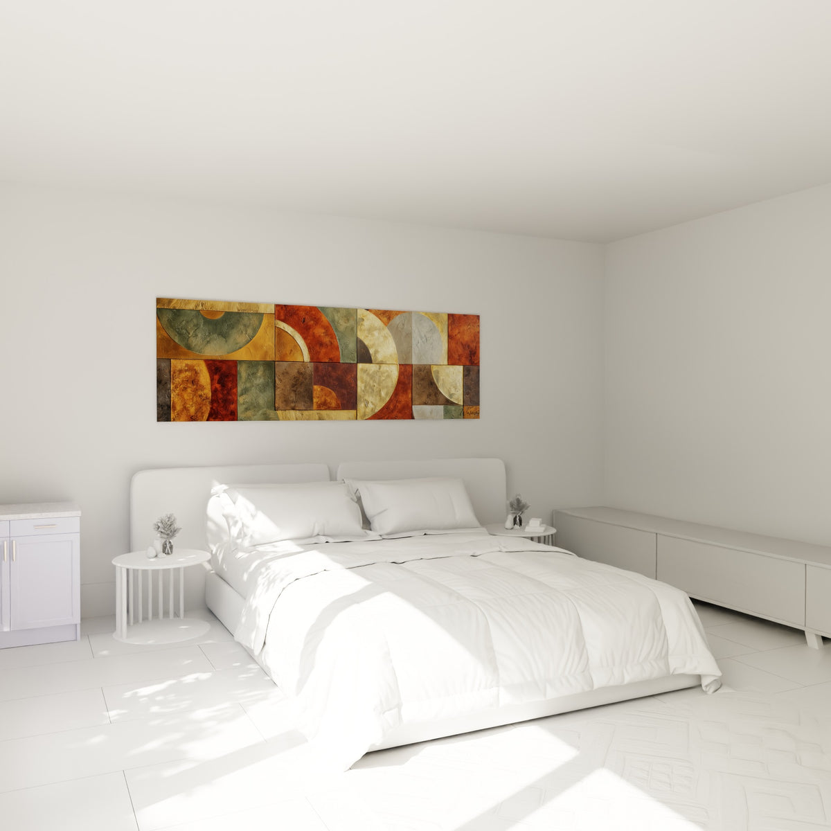 Formes circulaires dorées et brun cuivré s'étendent au-dessus d'un lit dans une chambre claire