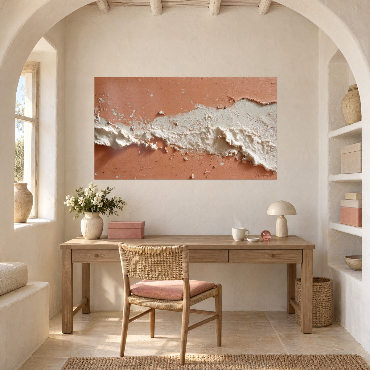 Tableau enduit blanc craquelé sur aplat orangé abricot, grosses rugosités, au-dessus d'un bureau en bois clair