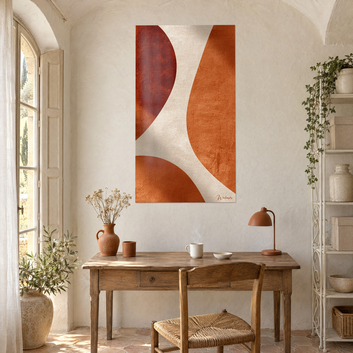 Tableau courbes abstraites rouille et beige lin, accroché au-dessus d'un bureau en bois clair et d'une lampe orange