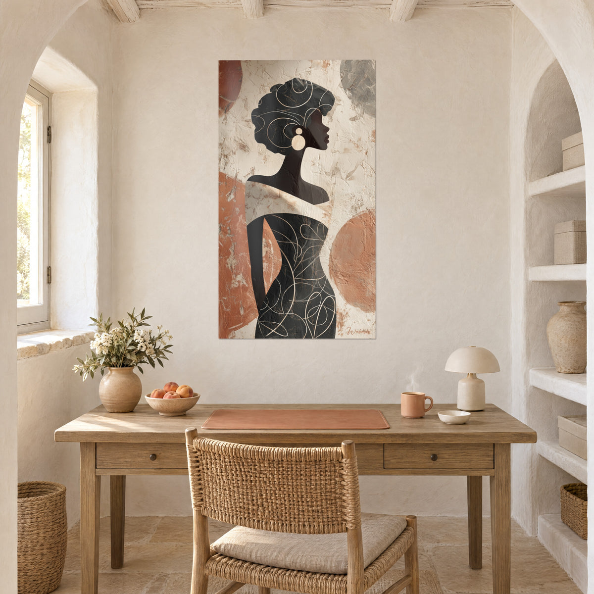 Tableau dame stylisée à la boucle d'oreille ronde, noir profond et beige patiné, au mur d'un bureau en bois près d'une niche