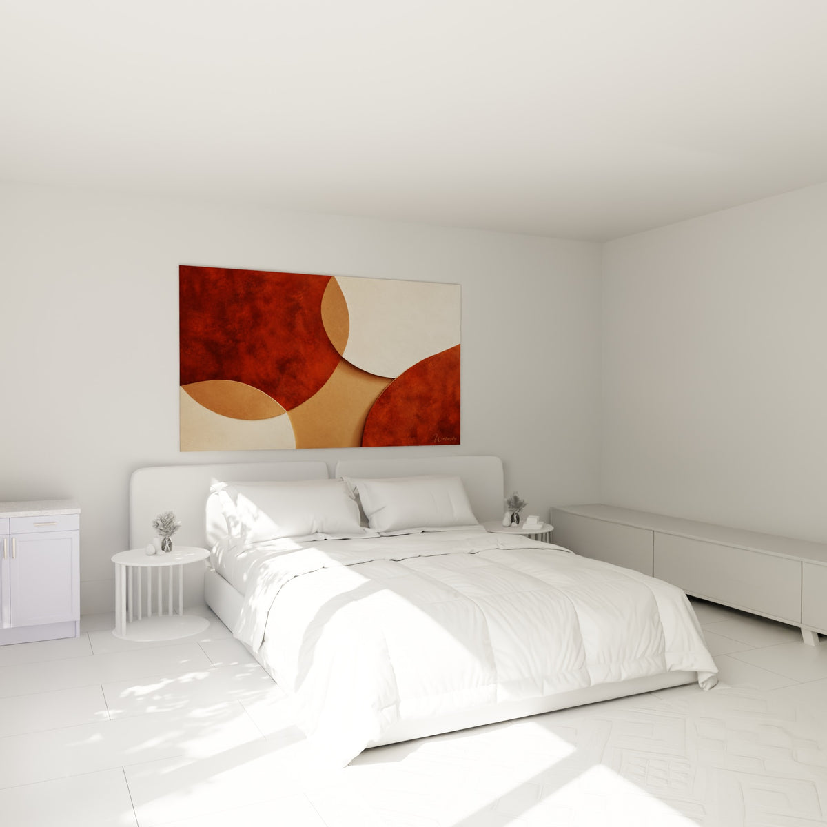 Cercles abstraits rouille et beige se chevauchant, œuvre terracotta accrochée au-dessus d'un lit dans une chambre claire