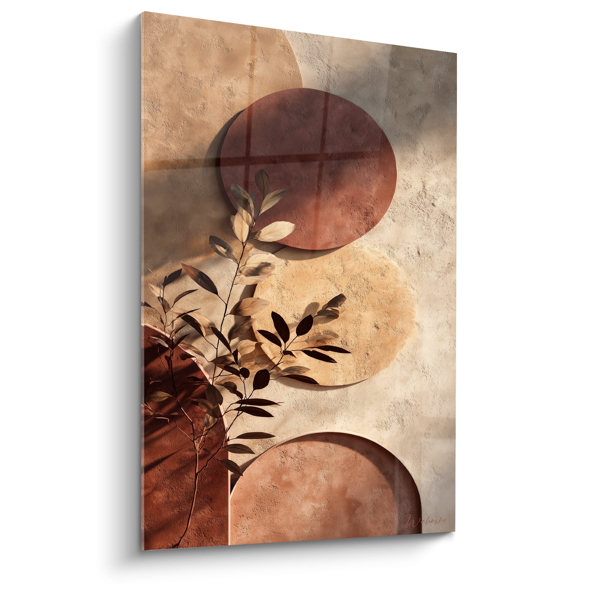 Cercles brun rouille et ocre sableux superposés avec branche feuillue sur mur texturé beige