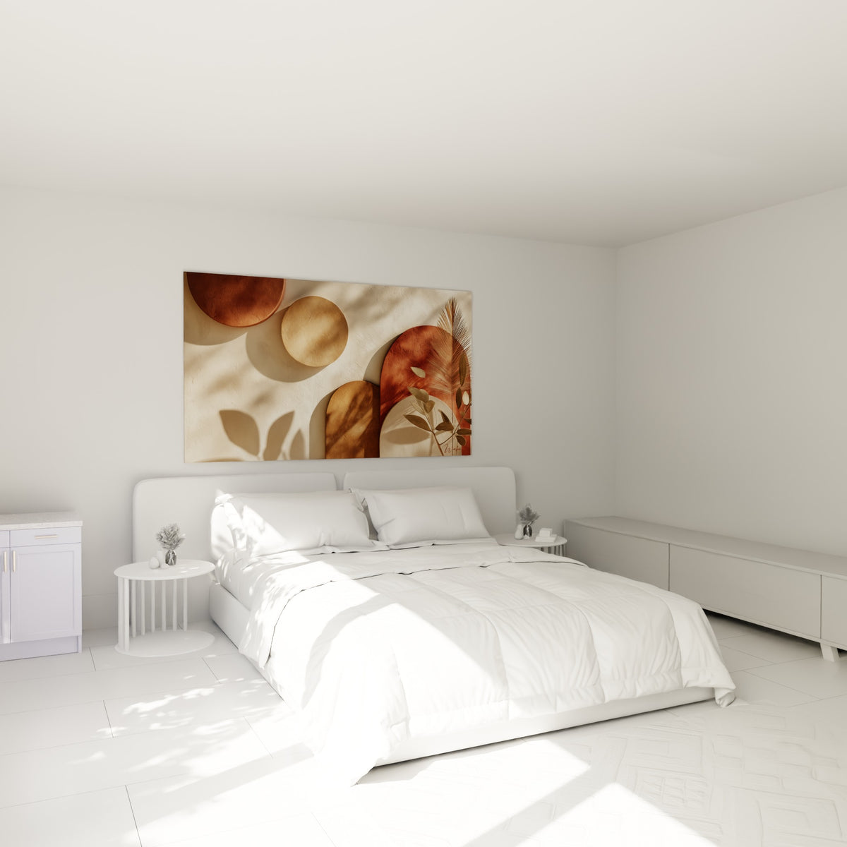 Arches terracotta et cercles ocre avec ombres végétales, au-dessus d'un lit dans une chambre claire