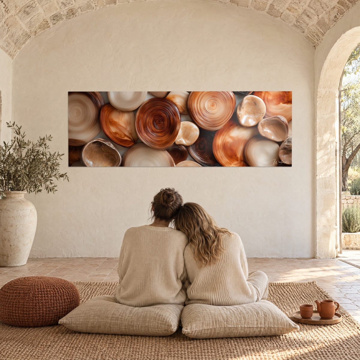 Quadro di conchiglie e ciottoli in cerchi ondulati, terracotta e crema, coppia abbracciata su cuscini sotto un arco di pietra