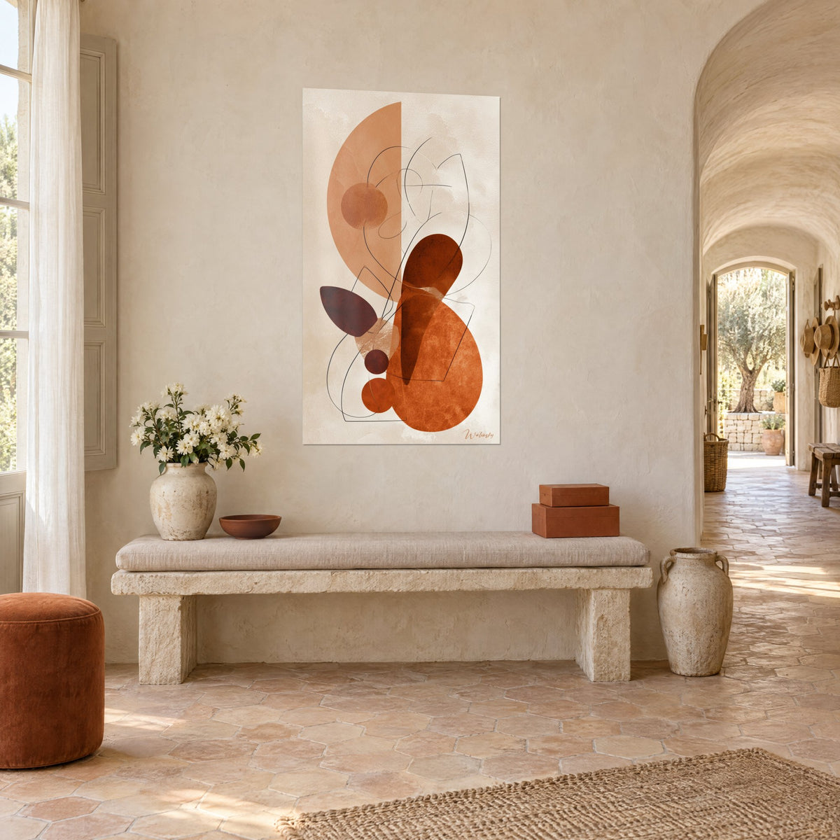 Quadro con schizzo astratto di sottili curve nere, disco ocra e foglia marrone ruggine, sulla parete imbiancata di un mas provenzale