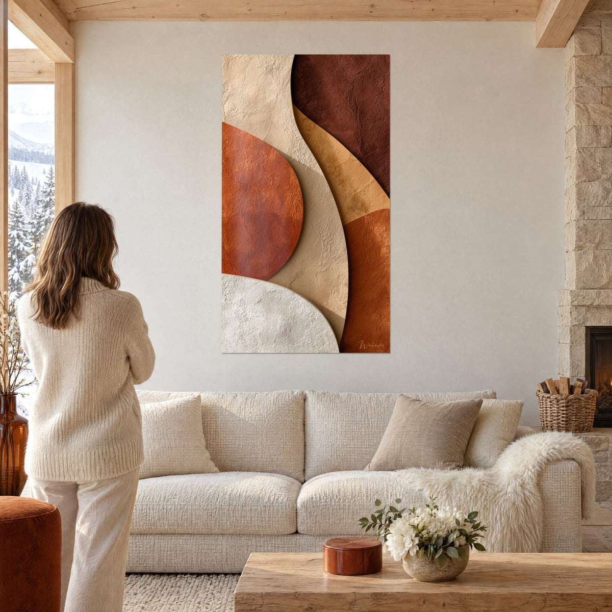 Gemälde mit Tonwellen im Relief, terrakottafarbene und sandbeige Flächen, Frau von hinten, über einem Sofa in einem hellen Wohnzimmer