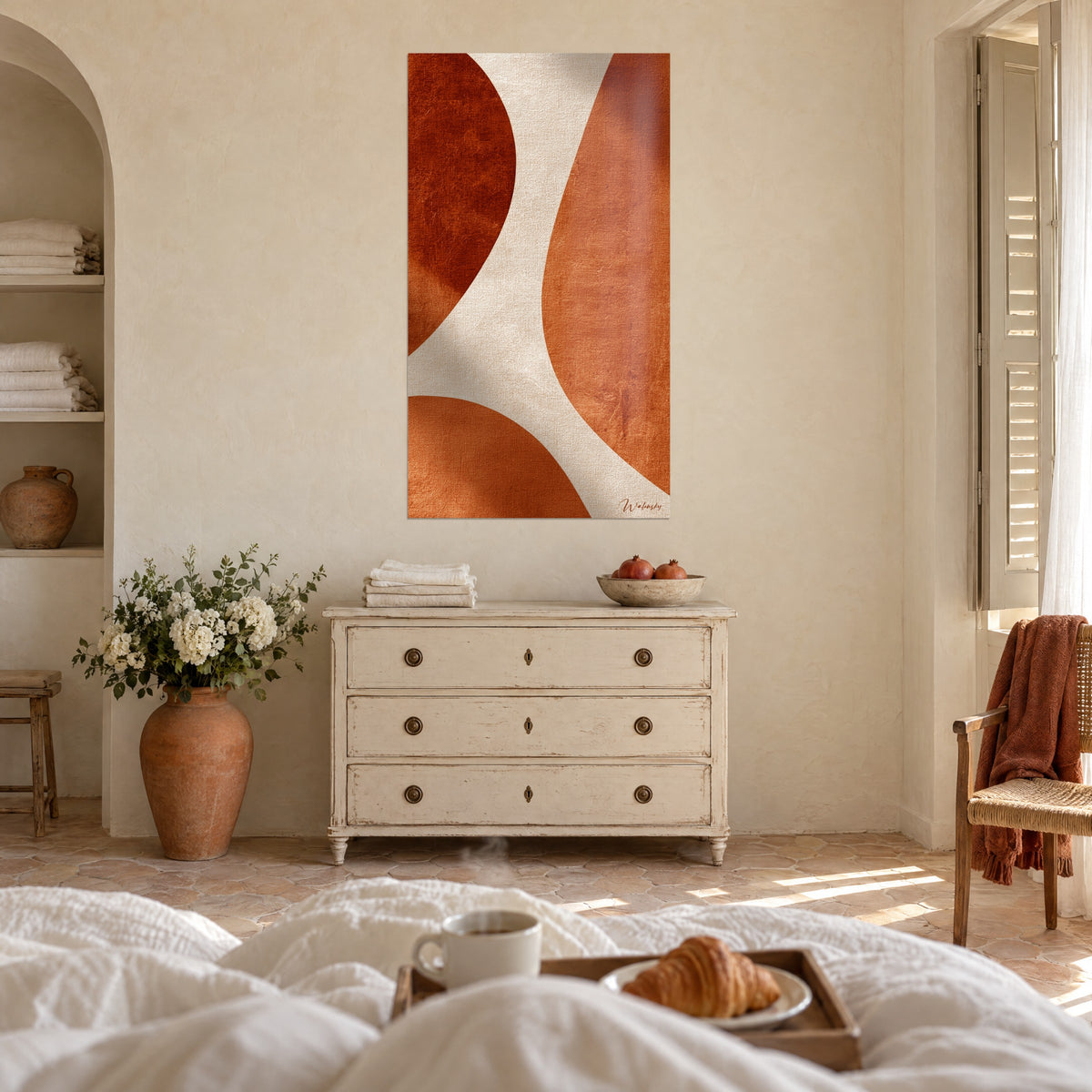Tableau arcs orange brûlé et rouge brique autour d'un sillon crème, au-dessus d'un lit dans une chambre claire