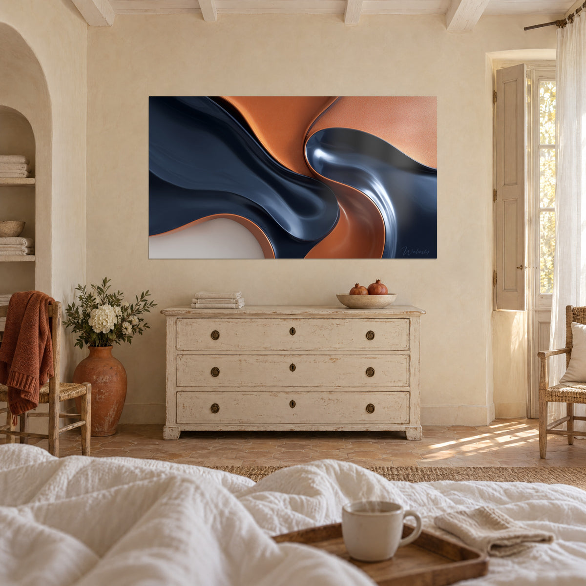 Cuadro de fusión de curvas satinadas en índigo y naranja cobre sobre una pared encalada, encima de una cama en un dormitorio luminoso
