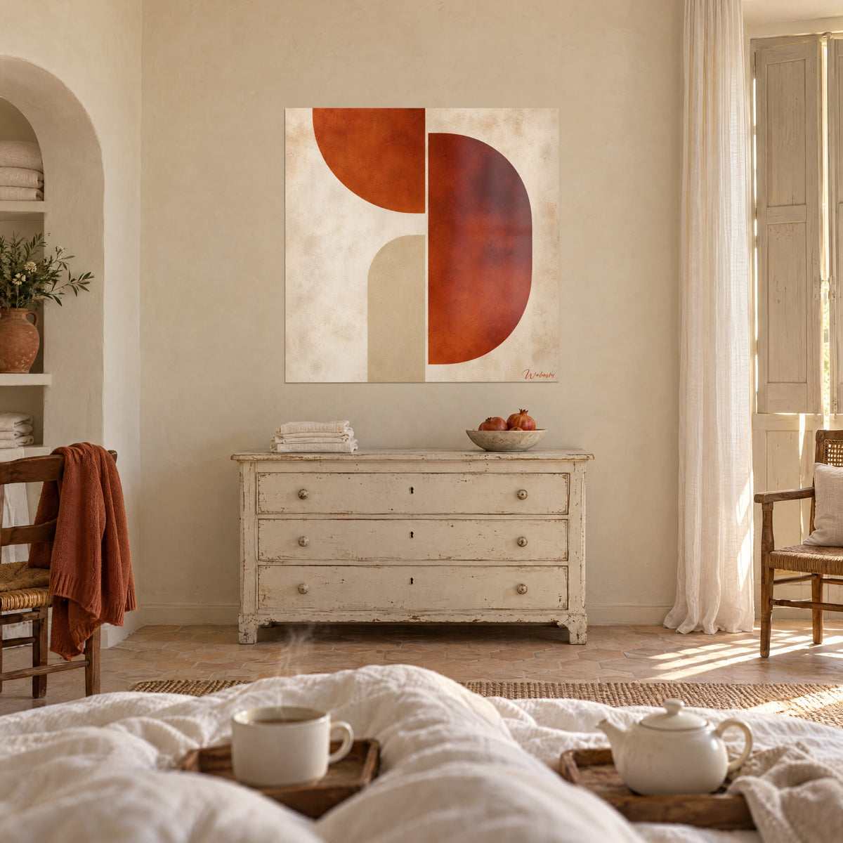 Tableau arche crayeuse beige et demi-disques orange brûlé sur fond ivoire, au-dessus d'un lit dans une chambre claire
