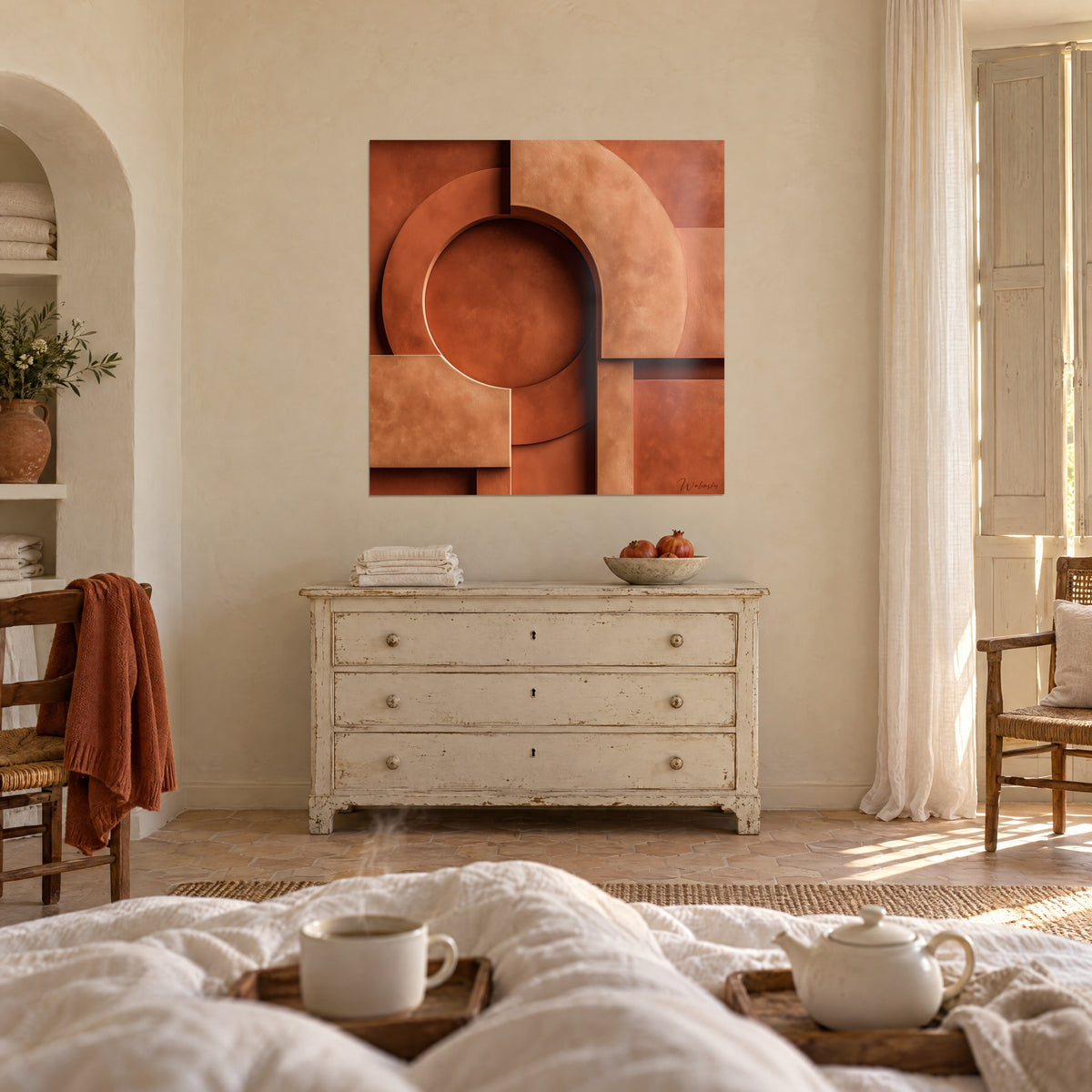 Cuadro círculo hundido color óxido y curva ocre en relieve, persona de espaldas, sobre una cama en un dormitorio luminoso