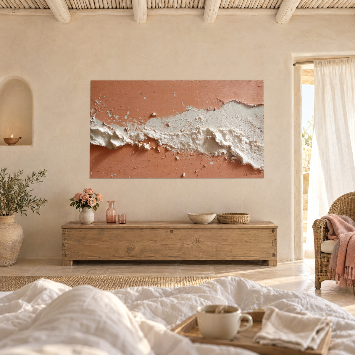 Tableau vague de crépi blanc éclaboussée sur saumon, relief marqué, accroché au-dessus d'un lit dans une chambre claire