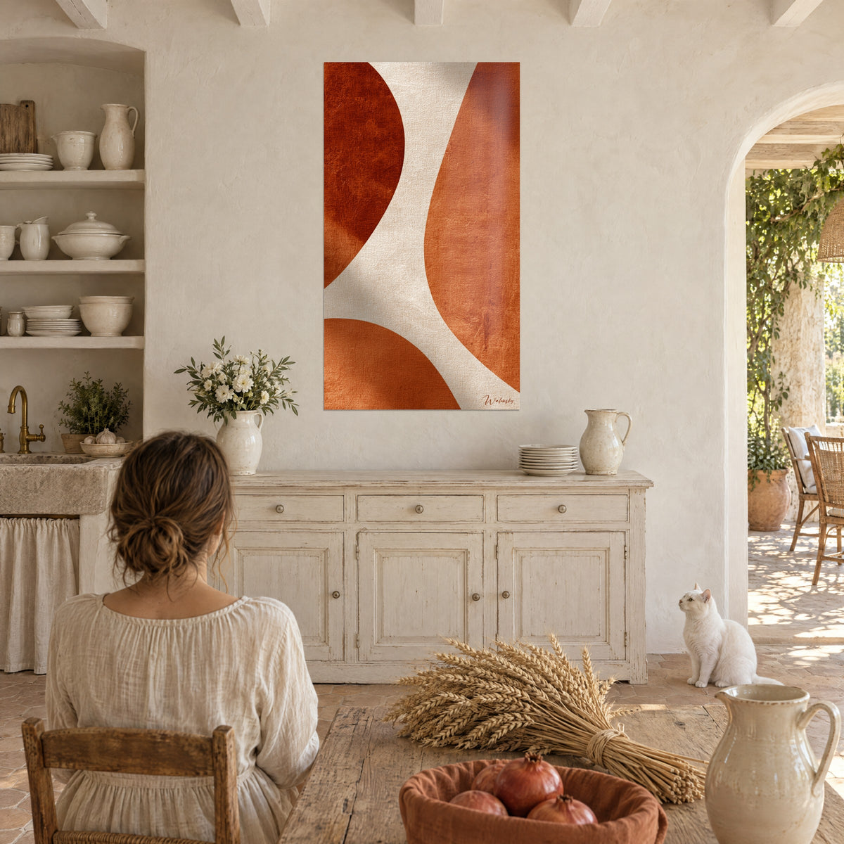 Tableau galets géants terracotta et sable à la texture de toile, dans une pièce de vie, chat blanc assis au sol