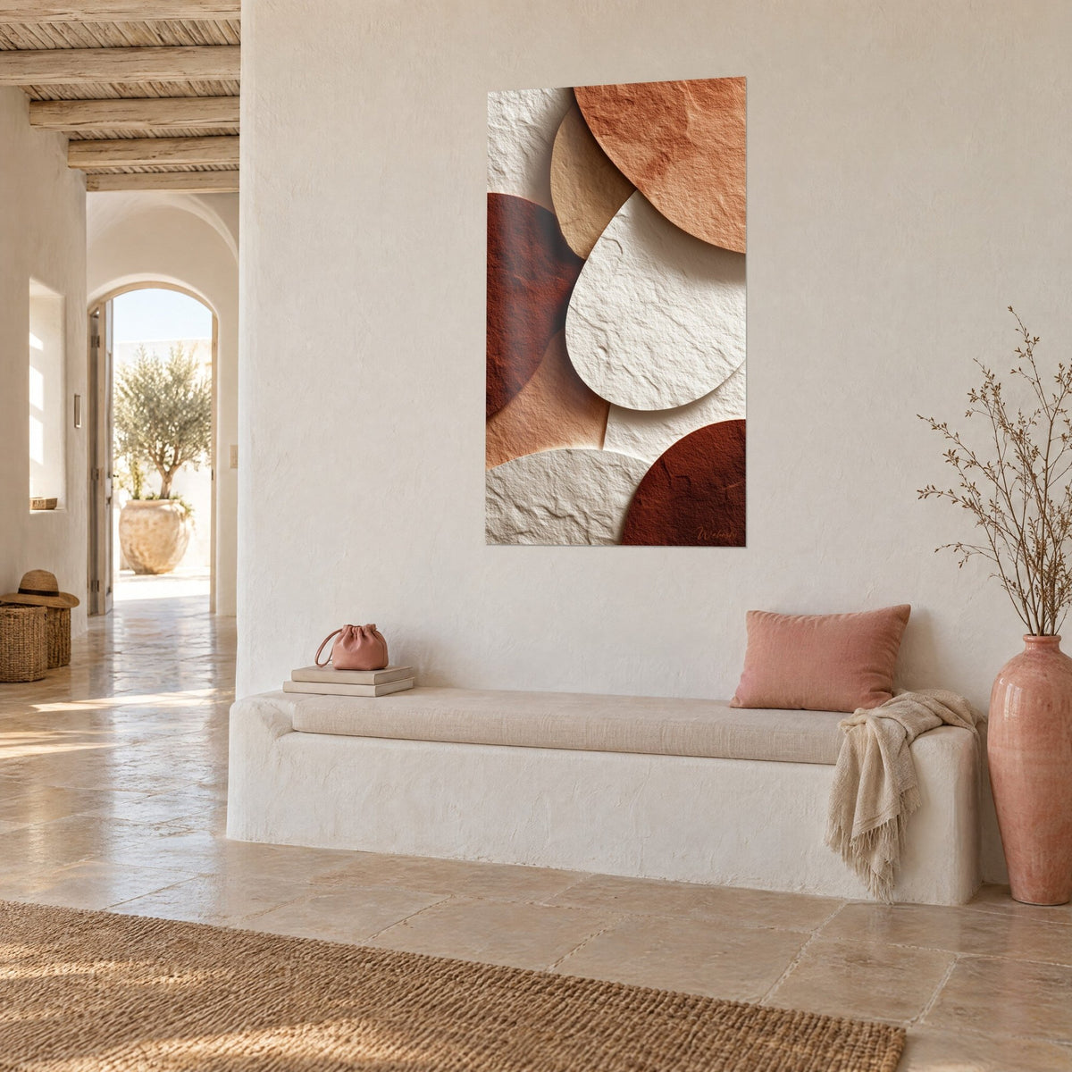 Gemälde mit gefalteten Papierovalen in Cremeweiß und Kupferorange, aus Dreiviertelansicht über einer weißen Bank, mediterranes Haus