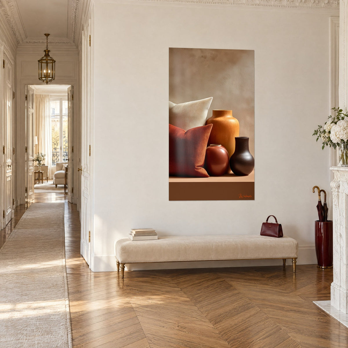 Quadro natura morta di ceramiche ocra, bordeaux e marrone scuro, in un corridoio in parquet, vista di tre quarti