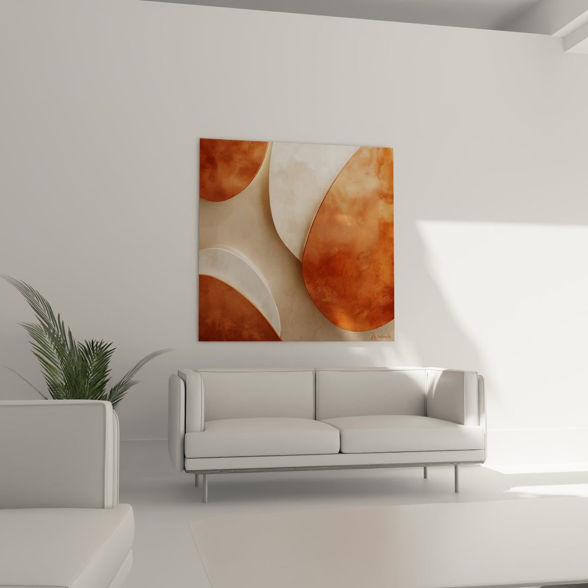 Composition Terracotta brique et blanc cassé au-dessus d'un canapé dans un salon lumineux